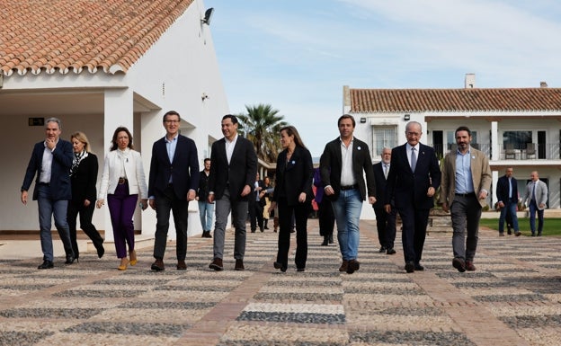 Llegada de Feijóo junto al resto de autoridades al salón de actos del Parador de Golf de Málaga.