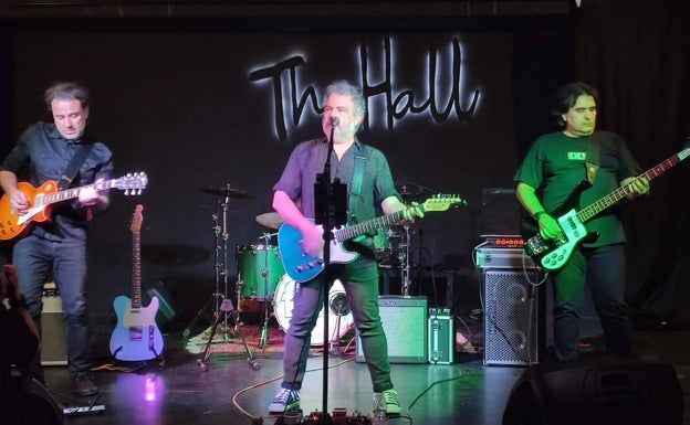 Imagen principal - Fran Ruiz, Juan Di Gallego y Miguel Gromé, durante el concierto de anoche de Feo en The Hall.