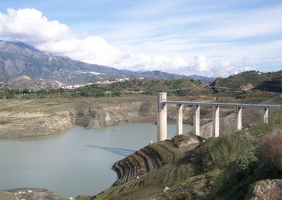 Imagen secundaria 1 - Arriba, la presa en noviembre de 2012; debajo a la izquierda, en noviembre de 2008, y a la derecha, el pasado octubre. 