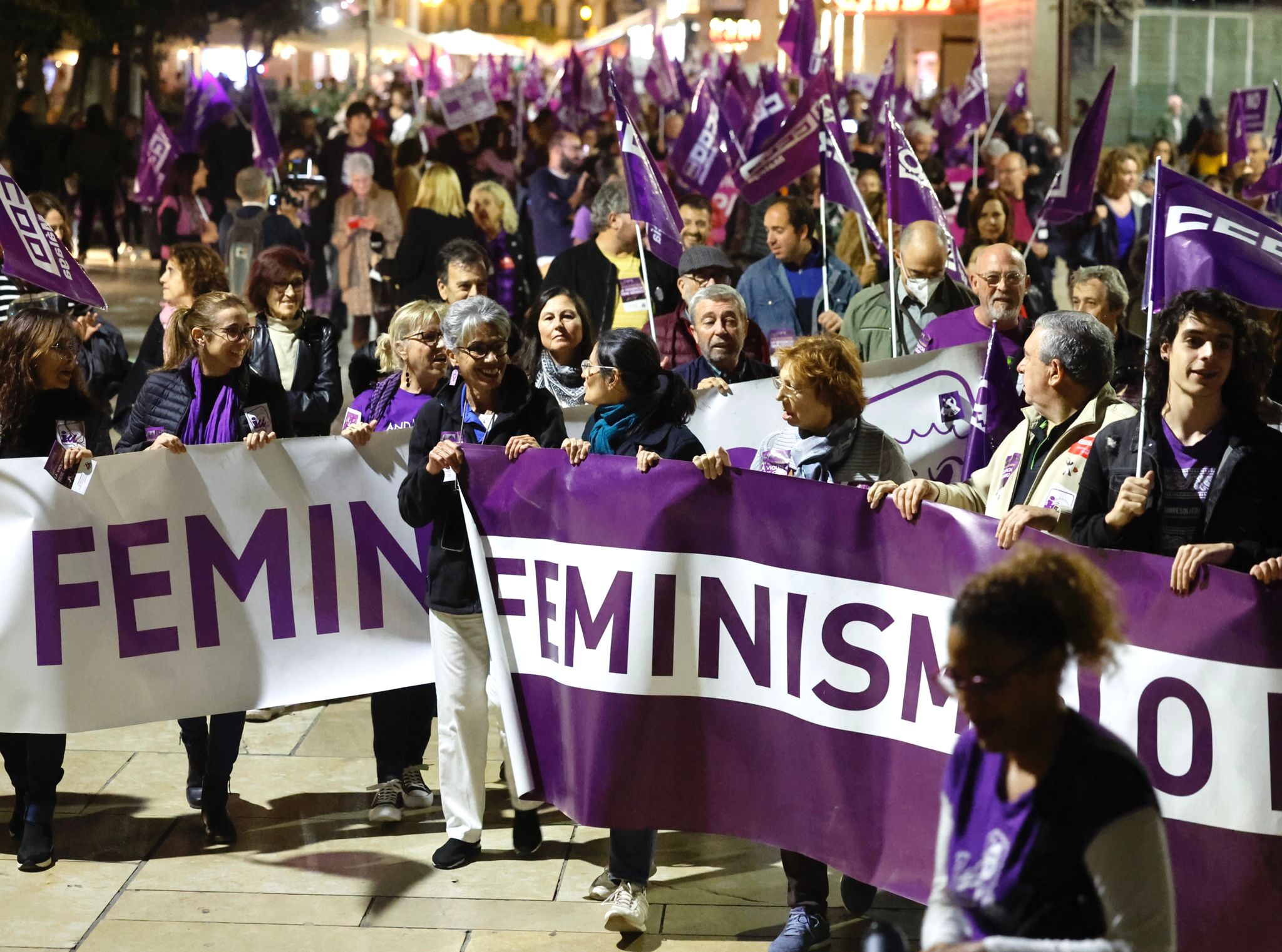 La manifestación para exigir la erradicación de esta lacra, que en lo que va de año ya se ha cobrado la vida de 38 mujeres en España, tres de ellas en la provincia de Málaga, ha arrancado desde una abarrotada plaza de la Merced en protesta contra una realidad que cobra múltiples formas y que sigue asesinado.