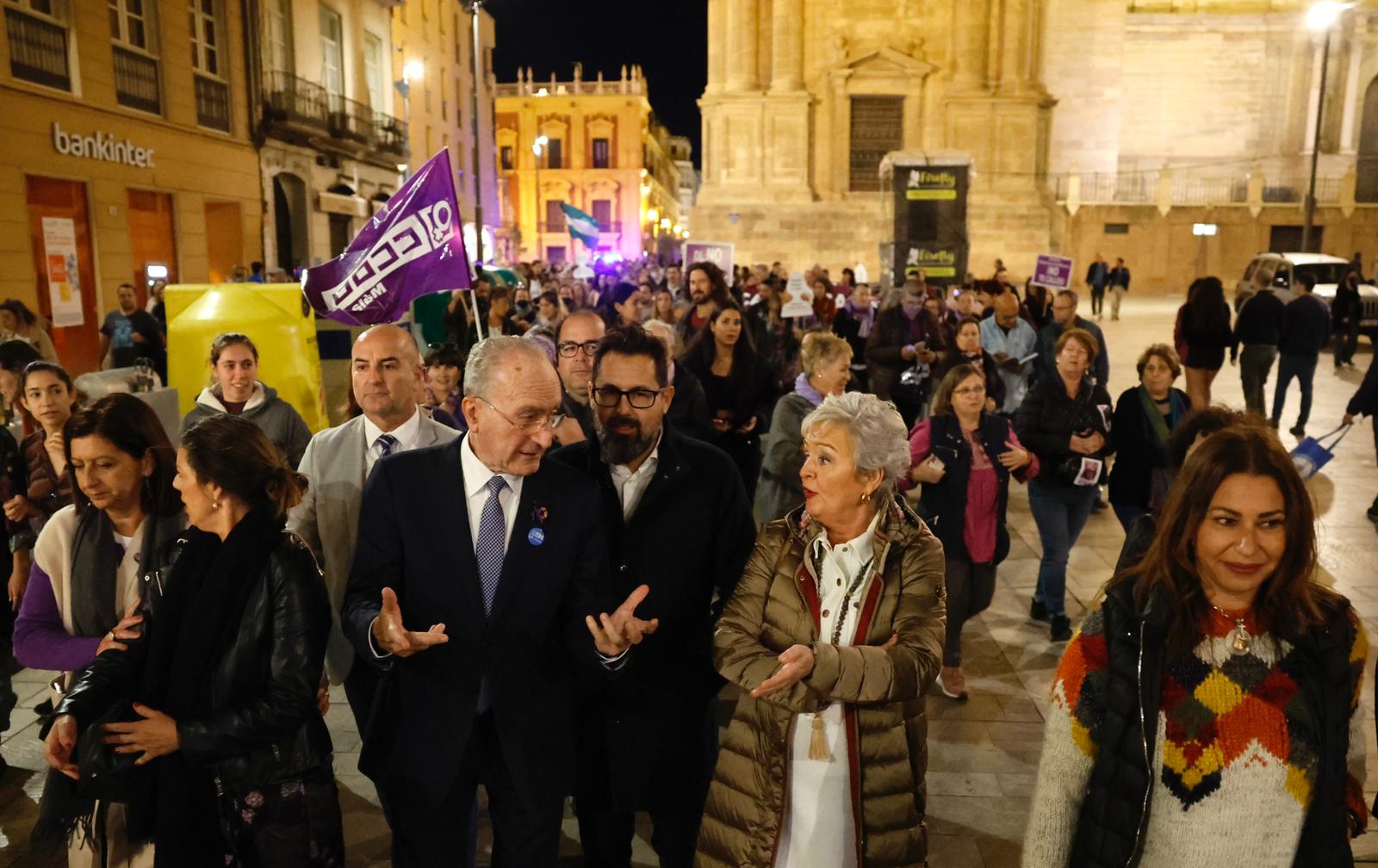 La manifestación para exigir la erradicación de esta lacra, que en lo que va de año ya se ha cobrado la vida de 38 mujeres en España, tres de ellas en la provincia de Málaga, ha arrancado desde una abarrotada plaza de la Merced en protesta contra una realidad que cobra múltiples formas y que sigue asesinado.