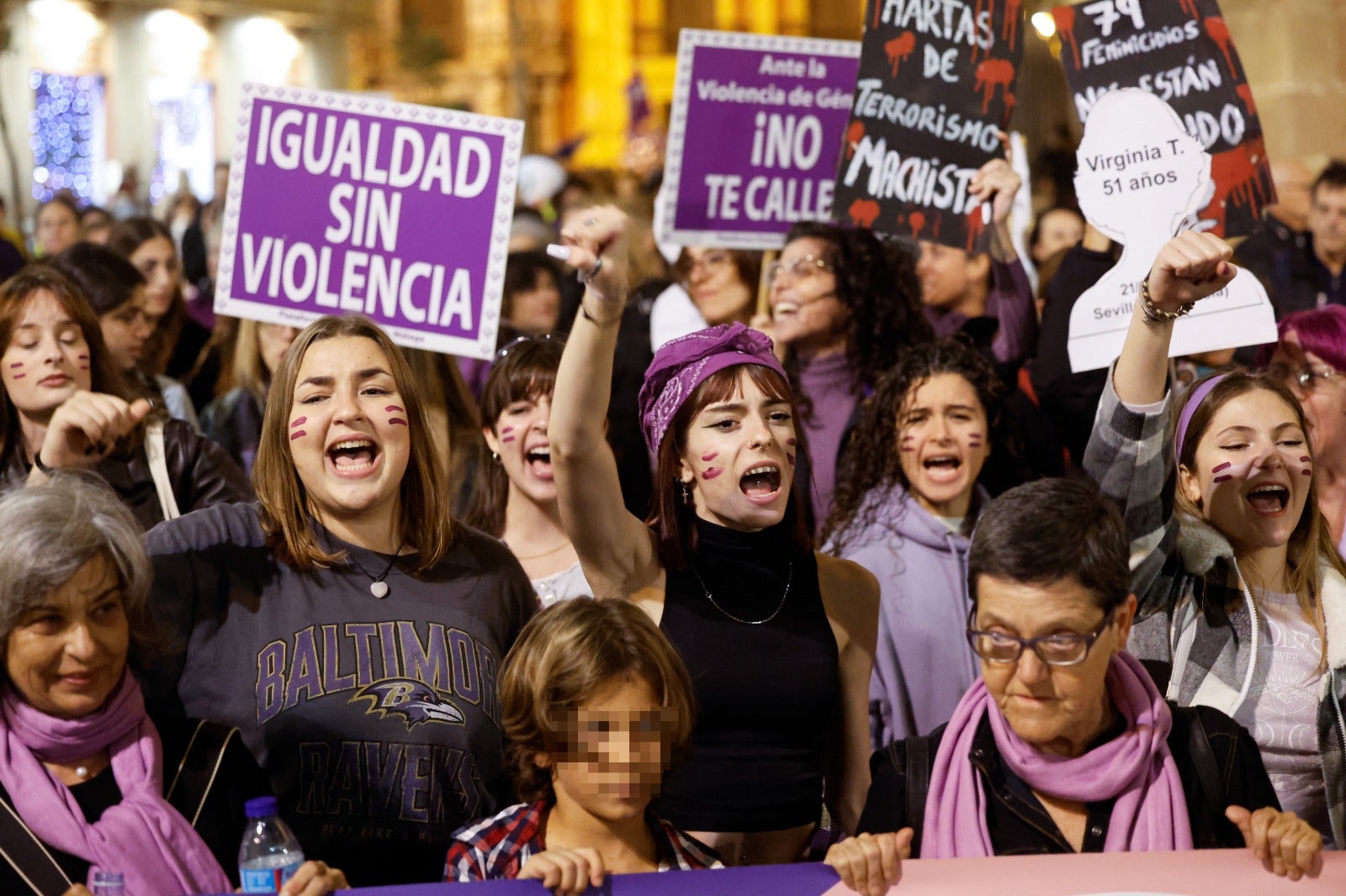 La manifestación para exigir la erradicación de esta lacra, que en lo que va de año ya se ha cobrado la vida de 38 mujeres en España, tres de ellas en la provincia de Málaga, ha arrancado desde una abarrotada plaza de la Merced en protesta contra una realidad que cobra múltiples formas y que sigue asesinado.