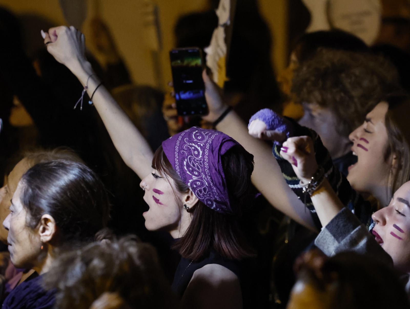La manifestación para exigir la erradicación de esta lacra, que en lo que va de año ya se ha cobrado la vida de 38 mujeres en España, tres de ellas en la provincia de Málaga, ha arrancado desde una abarrotada plaza de la Merced en protesta contra una realidad que cobra múltiples formas y que sigue asesinado.