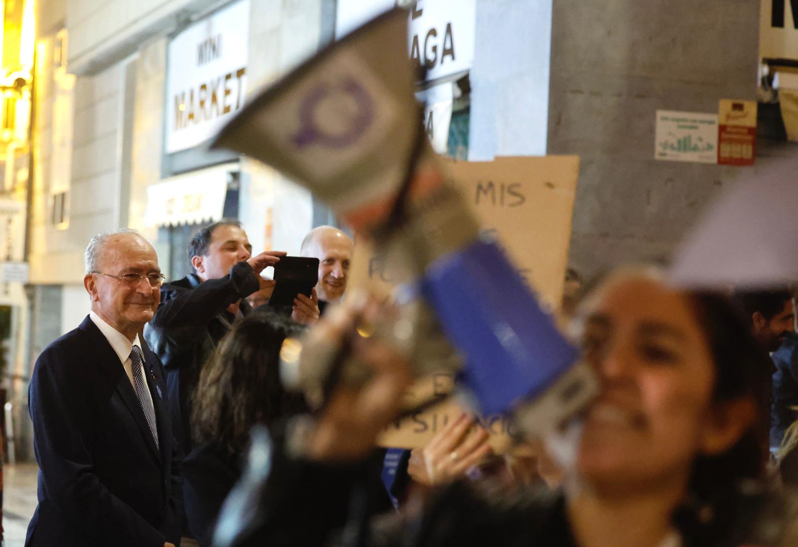 La manifestación para exigir la erradicación de esta lacra, que en lo que va de año ya se ha cobrado la vida de 38 mujeres en España, tres de ellas en la provincia de Málaga, ha arrancado desde una abarrotada plaza de la Merced en protesta contra una realidad que cobra múltiples formas y que sigue asesinado.