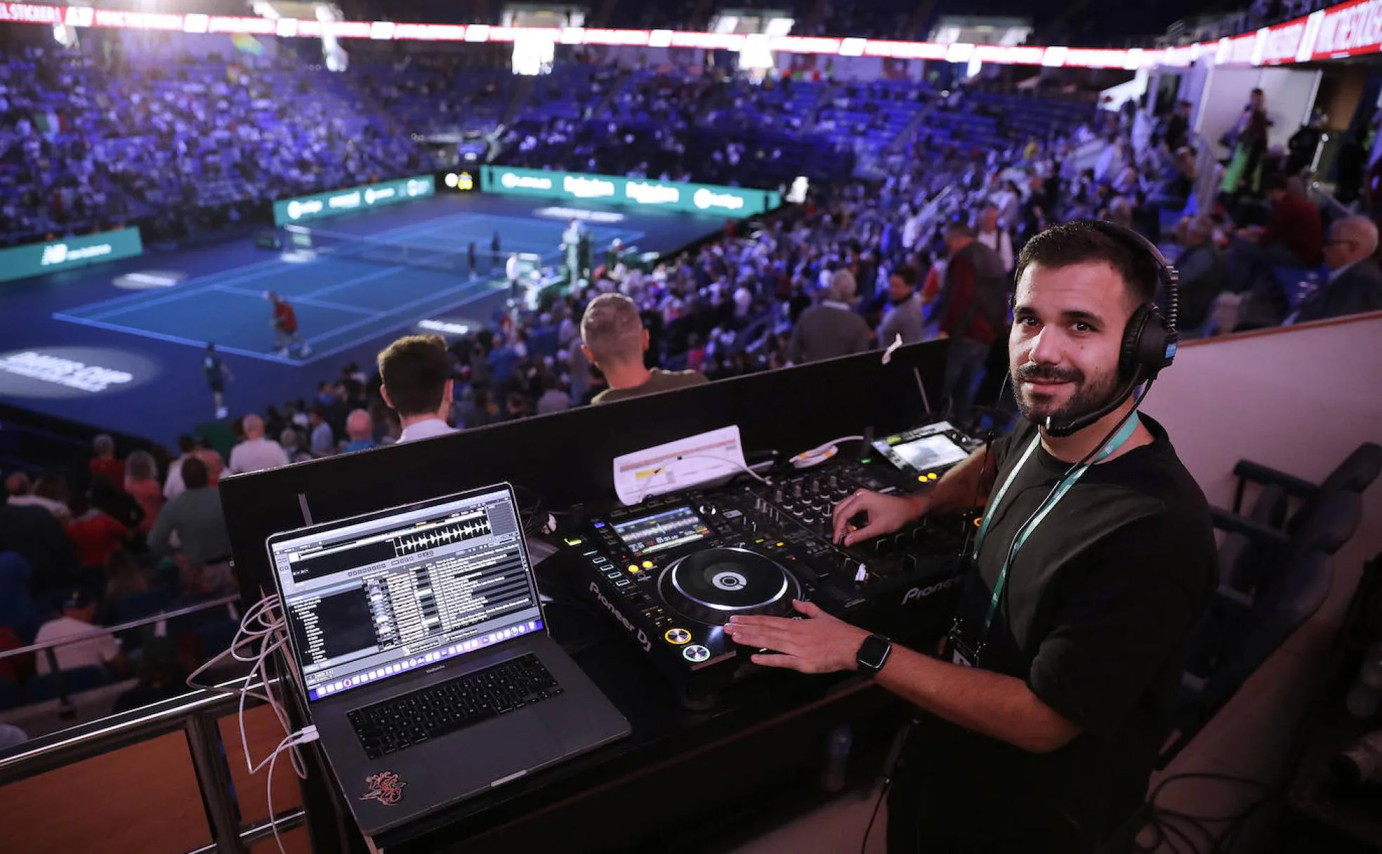 DJ Mike Sierra, junto a su mesa de mezclas en un antepalco del Martín Carpena durante esta Copa Davis. 