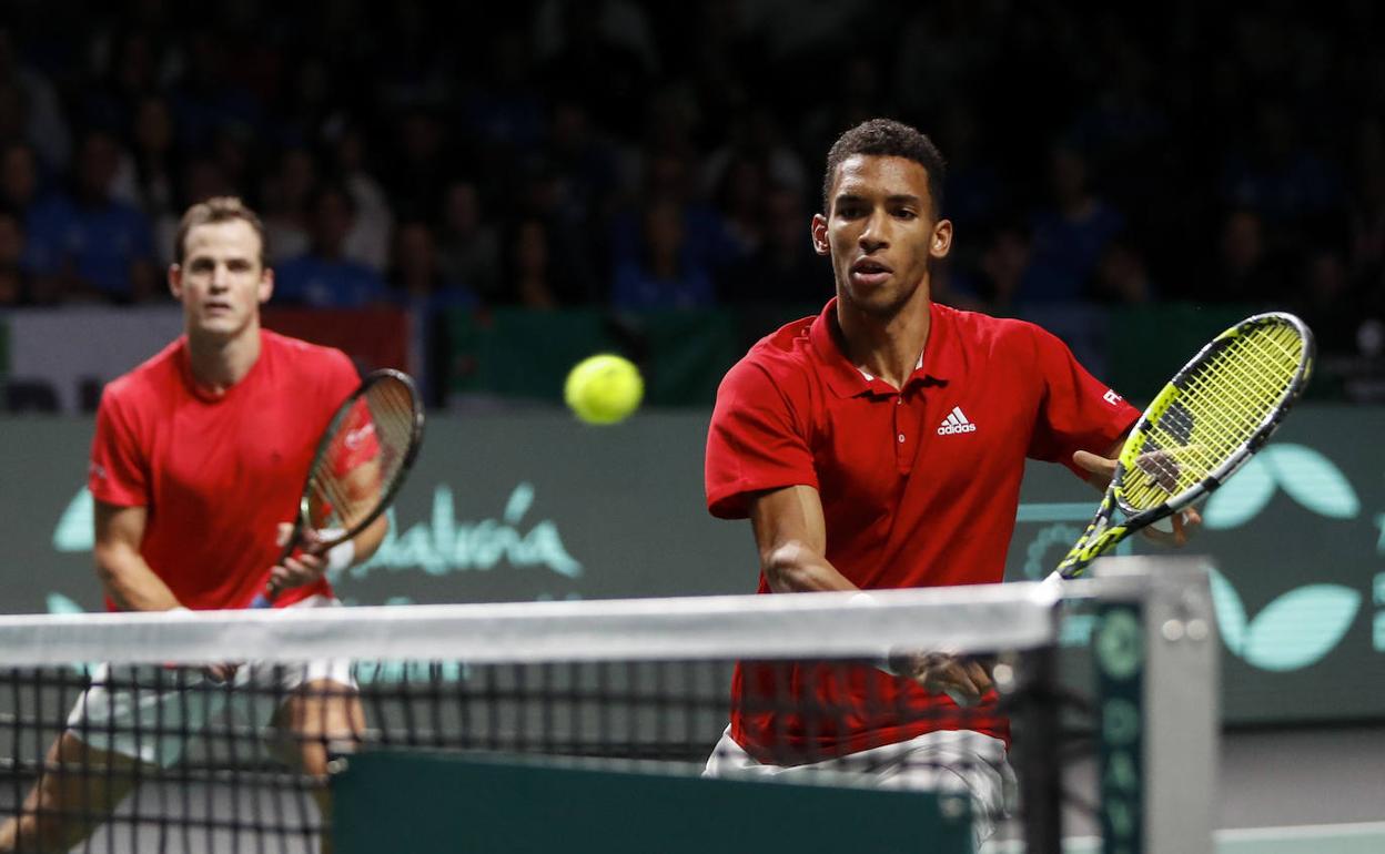 Vasek Pospisil y Felix Auger-Aliassime, en el duelo de dobles de este sábado. 