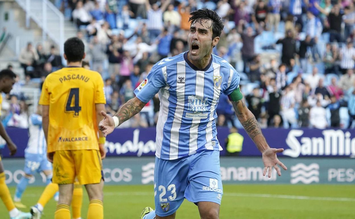 Escassi celebra el gol marcado por Erik Morán en propia puerta. 