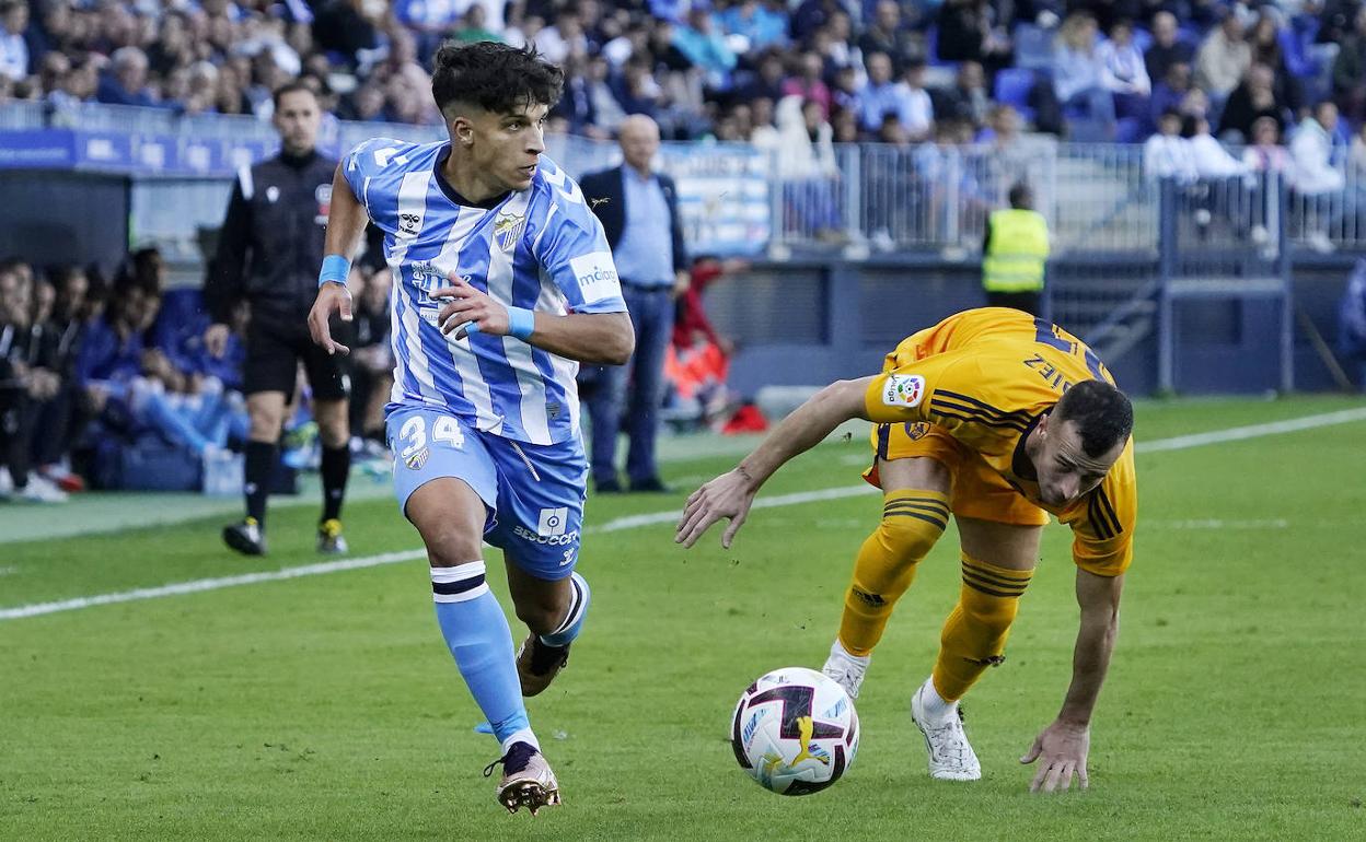 Haitam, durante una jugada del partido contra la Ponferradina donde fue el mejor del equipo durante la primera parte.