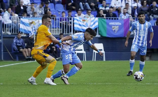 Haitam se faja de un rival durante el partido.