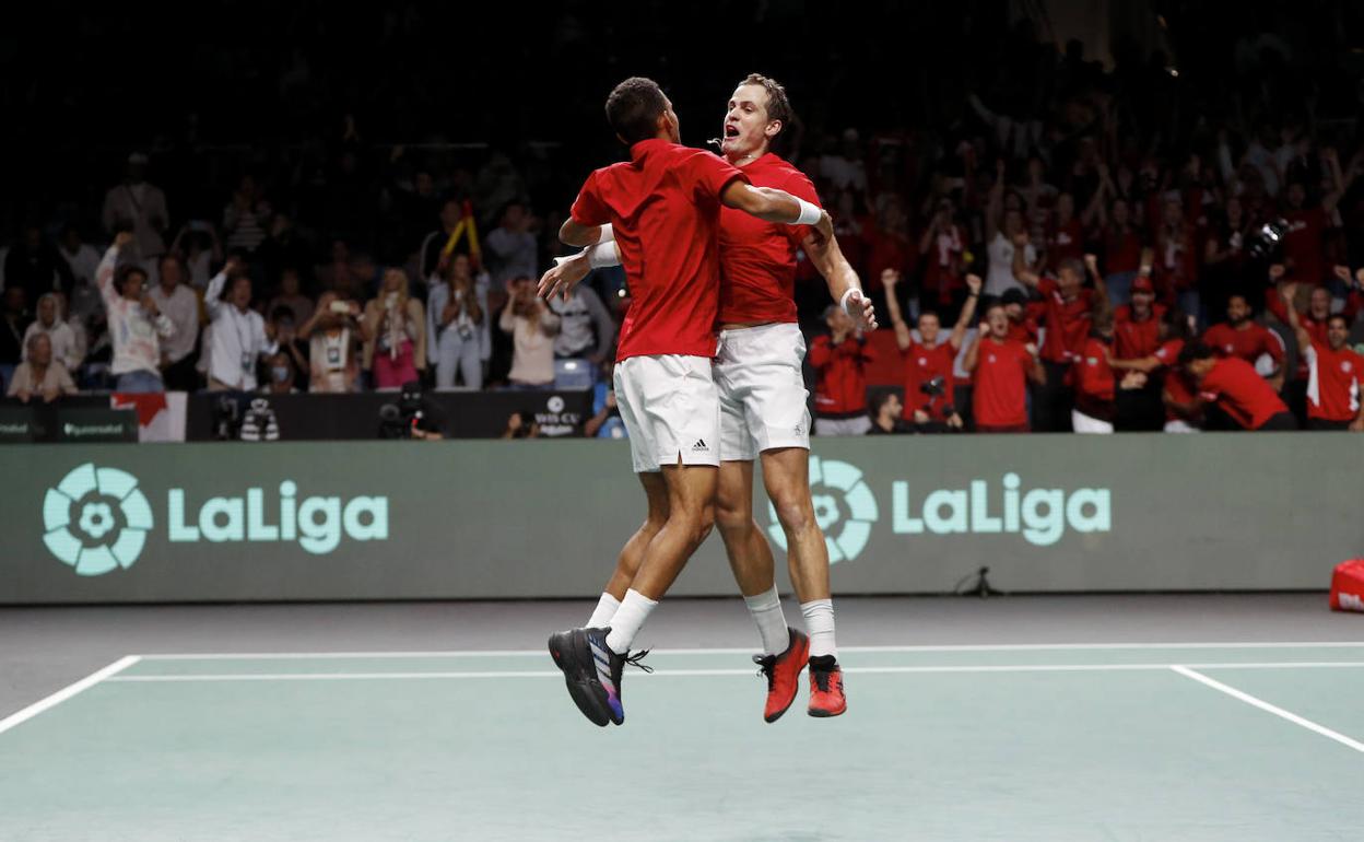 El salto entre Vasek Pospisil y Felix Auger-Aliassime tras lograr el pase a la final para Canadá. 