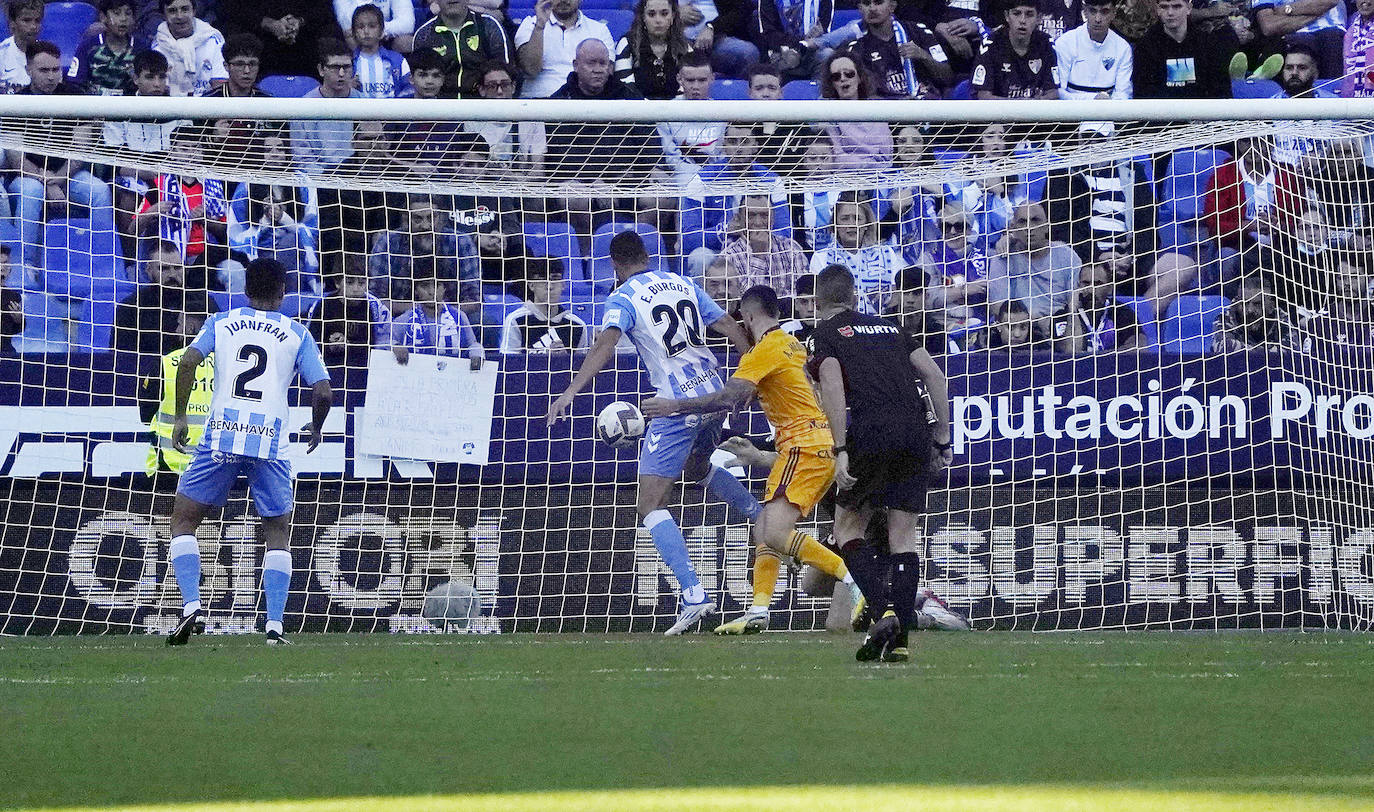 Un gol en propia meta de la Ponferradina bastó para vencer en un partido en el que el equipo mostró más energía y sentido colectivo en la última media hora
