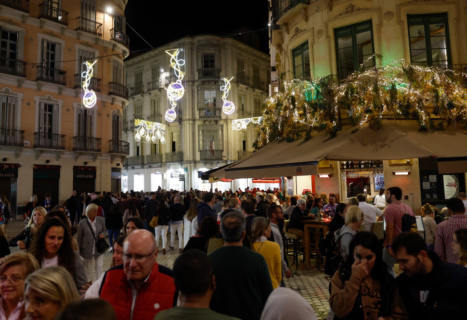 La calle Larios estrena un nuevo alumbrado, inaugurado por la malagueña Vanesa Martín