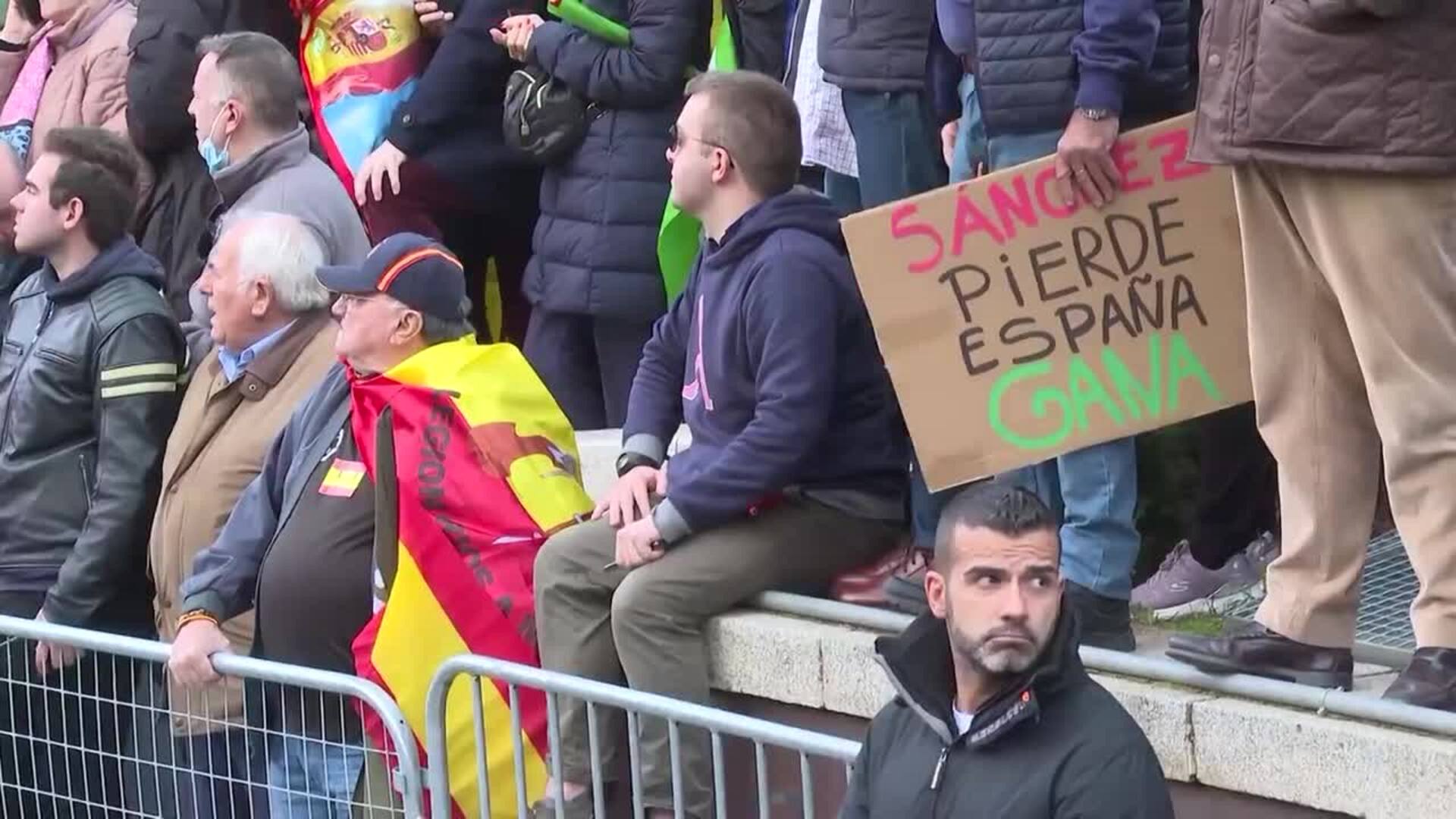 Abascal acusa a Sánchez de "querer triturarlo todo" y pide su dimisión