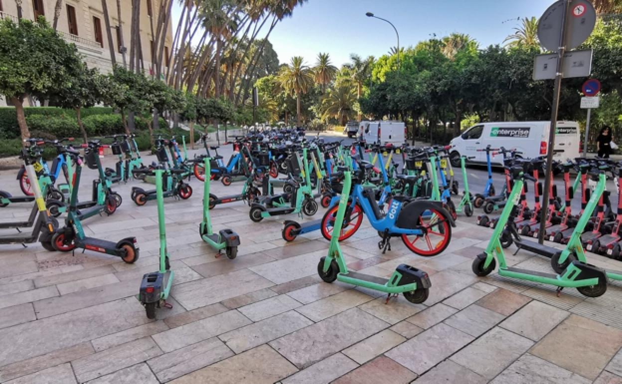 Estacionamiento de patinetes, claramente desbordado. 