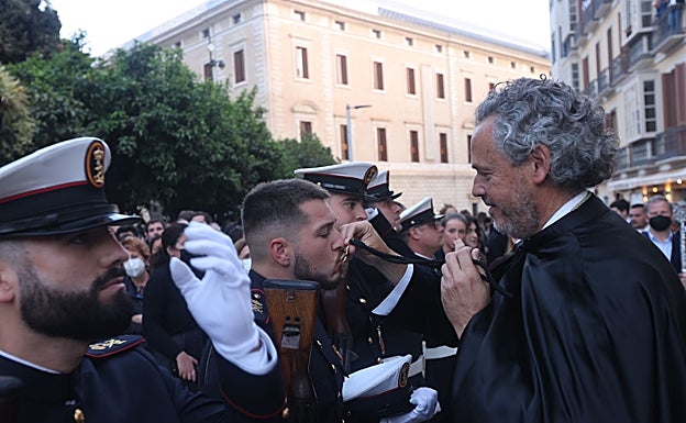 Pablo Sánchez imponiendo la medalla a un efectivo de la Armada. 