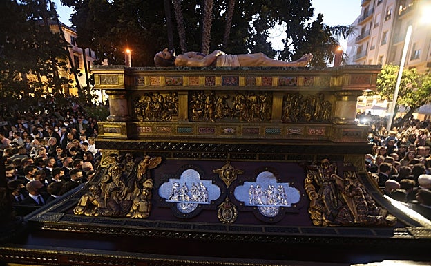 El Yacente en el magnífico trono de los talleres de Félix Granda. 