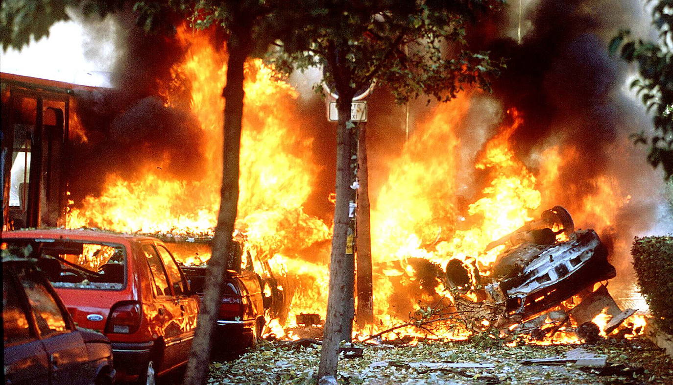 Imagen del estallido del coche bomba que mató al juez Querol hace 22 años en Madrid. 