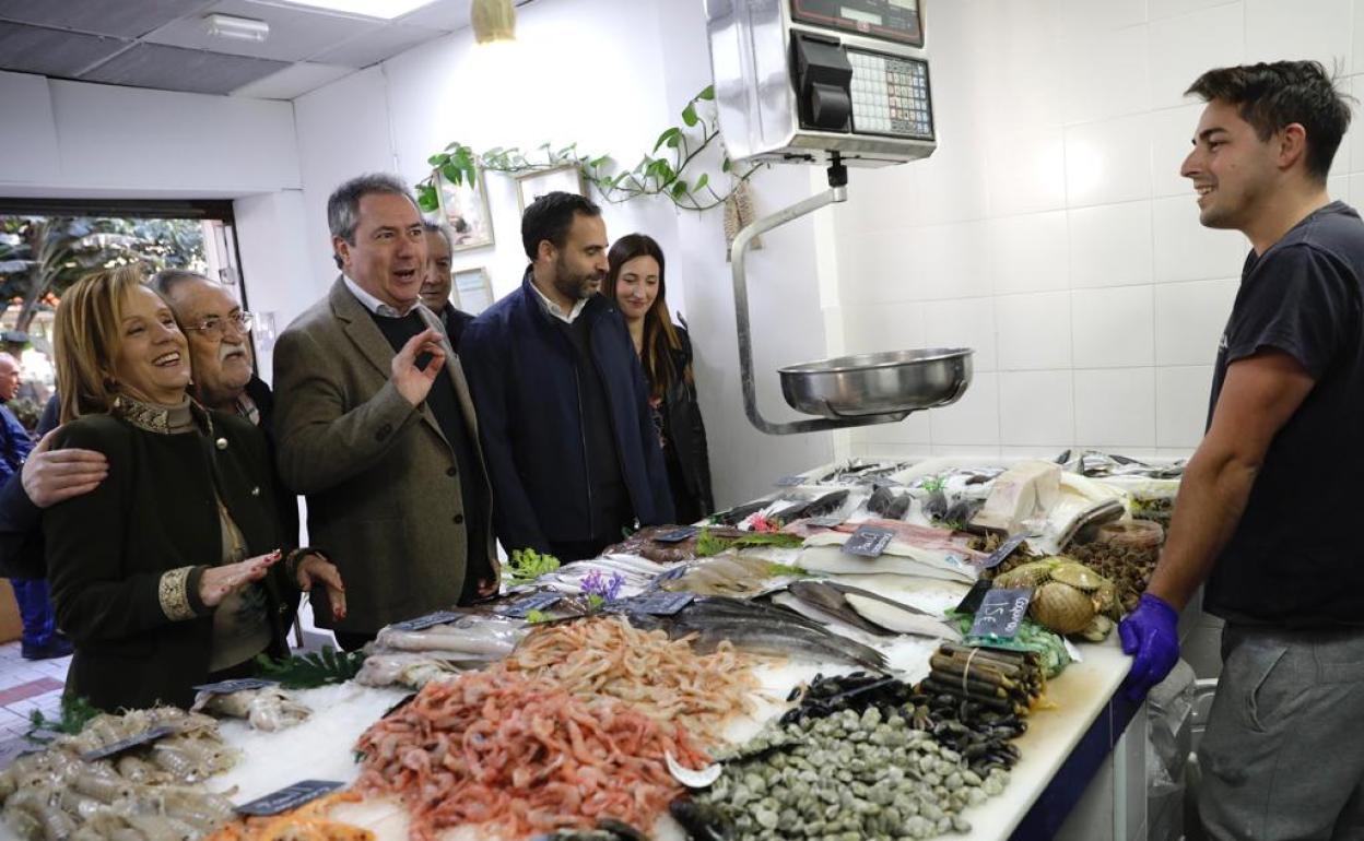 Espadas y Pérez en una pescadería del barrio malagueño de La Luz.