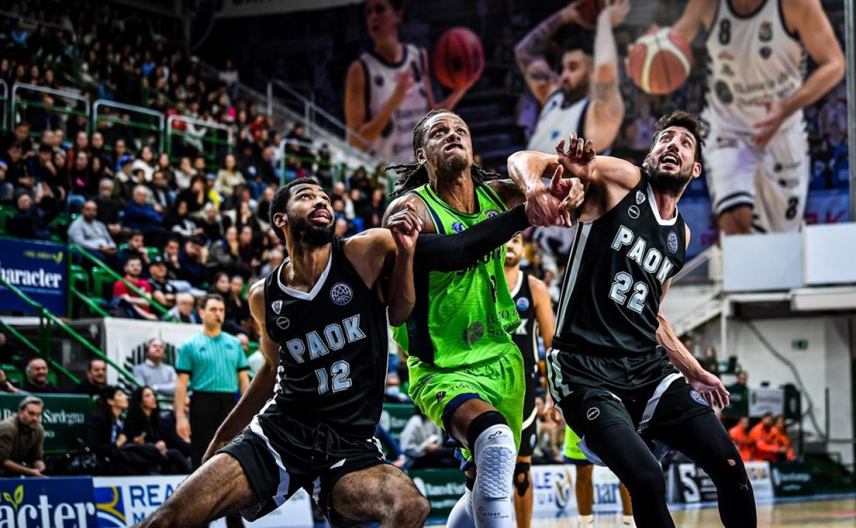 Polley y Saloustros bloquean el avance del Jamal Jones, del Sassari. 