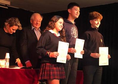 Imagen secundaria 1 - Diego Canal, Manuel García, Mari Ángeles Campos e Isabel Carmona. Jonathan Baum, en segundo término con la directora del colegio El Limonar, Inmaculada Eguía, y los alumnos. Juan Manuel Parejo y Antonio Agüera. 