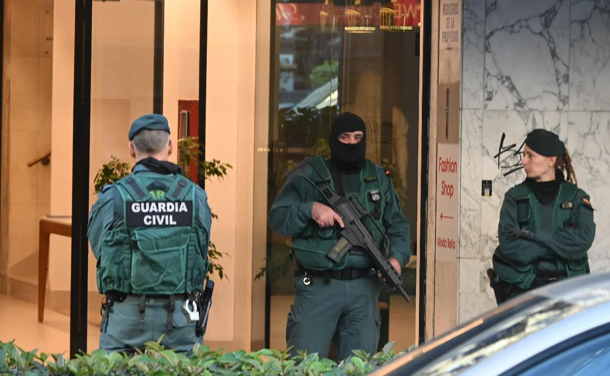 Imagen de los agentes del Instituto Armado que custodiaban el edificio del Centro de Marbella en el que se ha registrado el despacho de un abogado. 