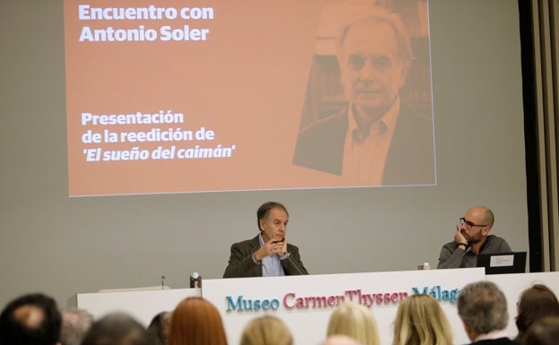 Antonio Soler, a la izquierda, durante su intervención en el Aula de SUR, acompañado de Javier López. 