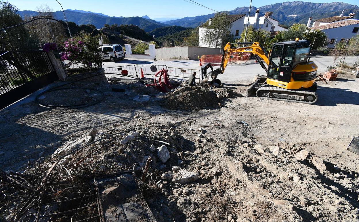 Alpandeire inicia el arreglo del camino Haza la fábrica