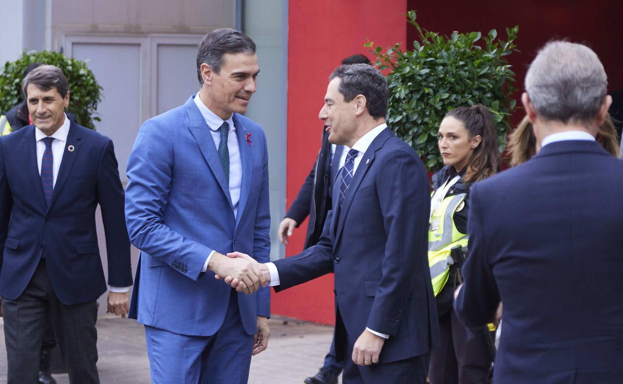 Pedro Sánchez y Juanma Moreno, en la presentación del proyecto en San Roque.