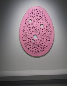 Imagen secundaria 2 - Representantes institucionales, organizadores miembros del Pompidou y comisario; abajo, detalles de la exposición.
