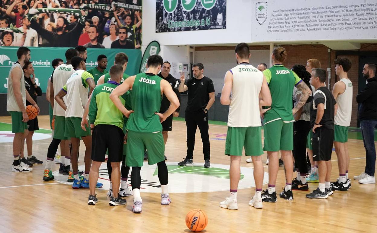 La plantilla del Unicaja durante un entrenamiento en Los Guindos. 