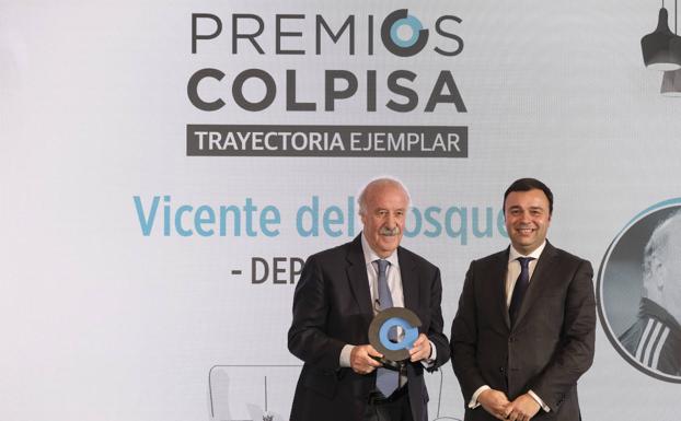 Vicente del Bosque recibe el premio de Deportes de manos Jesús Nemesio Arroyo, director corporativo de Comunicación en la Fundación La Caixa