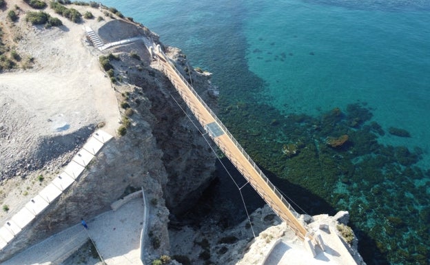 Imagen principal - Arriba y a abajo a la izquierda, dos imágenes del puente colgante de la costa granadina, y a la izquierda, otra vista del de la Axarquía. 