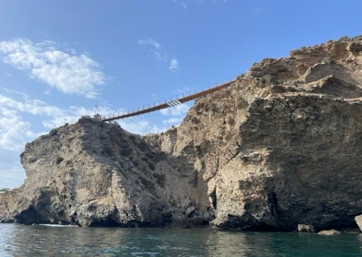 Imagen secundaria 1 - Arriba y a abajo a la izquierda, dos imágenes del puente colgante de la costa granadina, y a la izquierda, otra vista del de la Axarquía. 