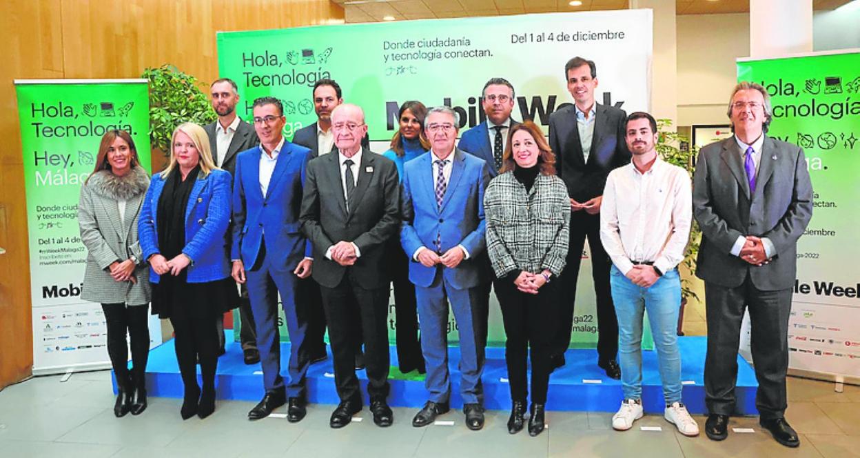 De la Torre, Salado y Navarro, en la foto de familia de la presentación. 