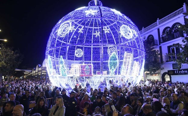 Imagen principal - Miles de torremolinenses dan la bienvenida a la Navidad