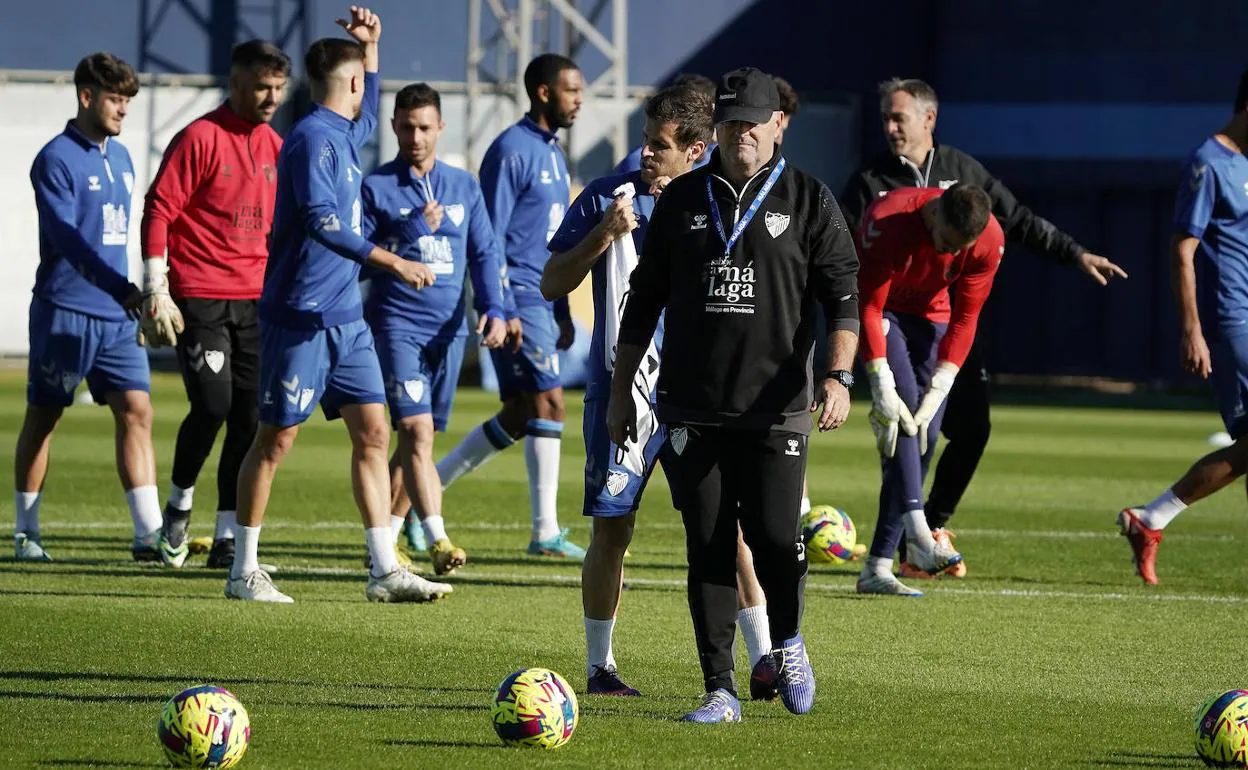 Los jugadores y pepe Mel, durante el entrenamiento de este viernes. 