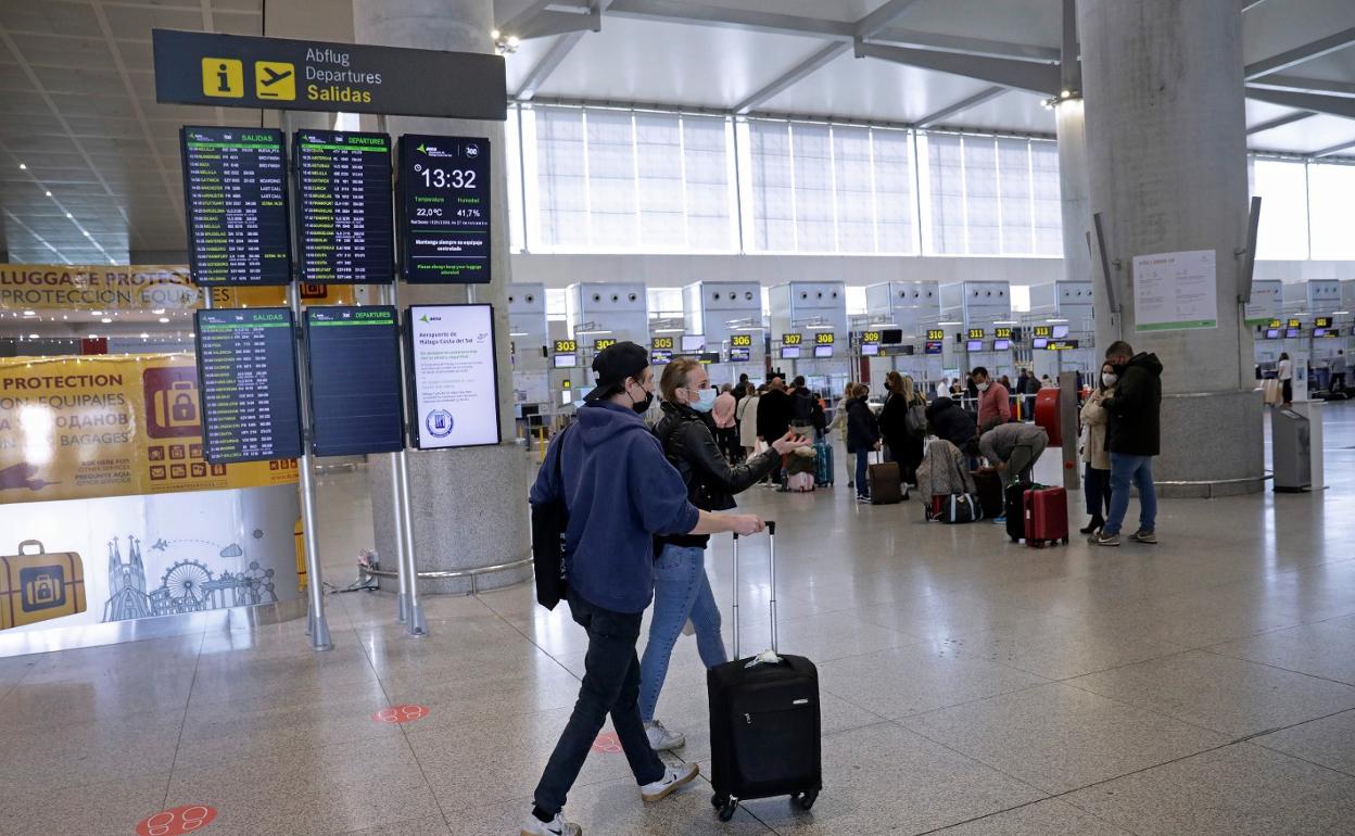 Turistas se dirigen a los mostradores de facturación del aeropuerto de Málaga. 