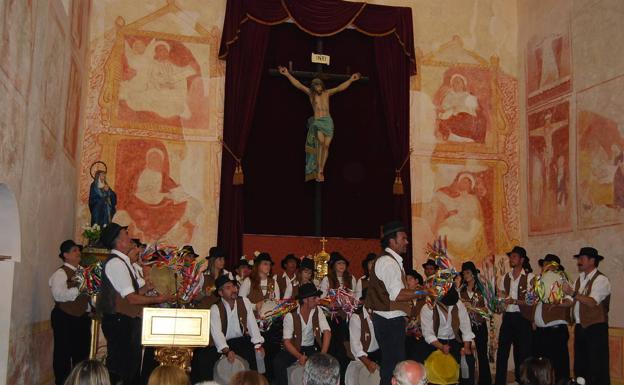 El interior de la iglesia acogerá el domingo este encuentro de villancicos.