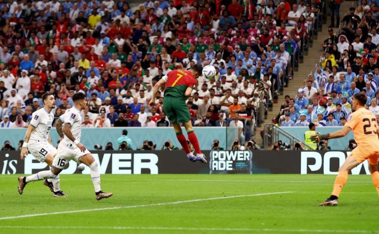 Cristiano Ronaldo intenta cabecear en la acción del gol de Bruno Fernandes a Uruguay. 