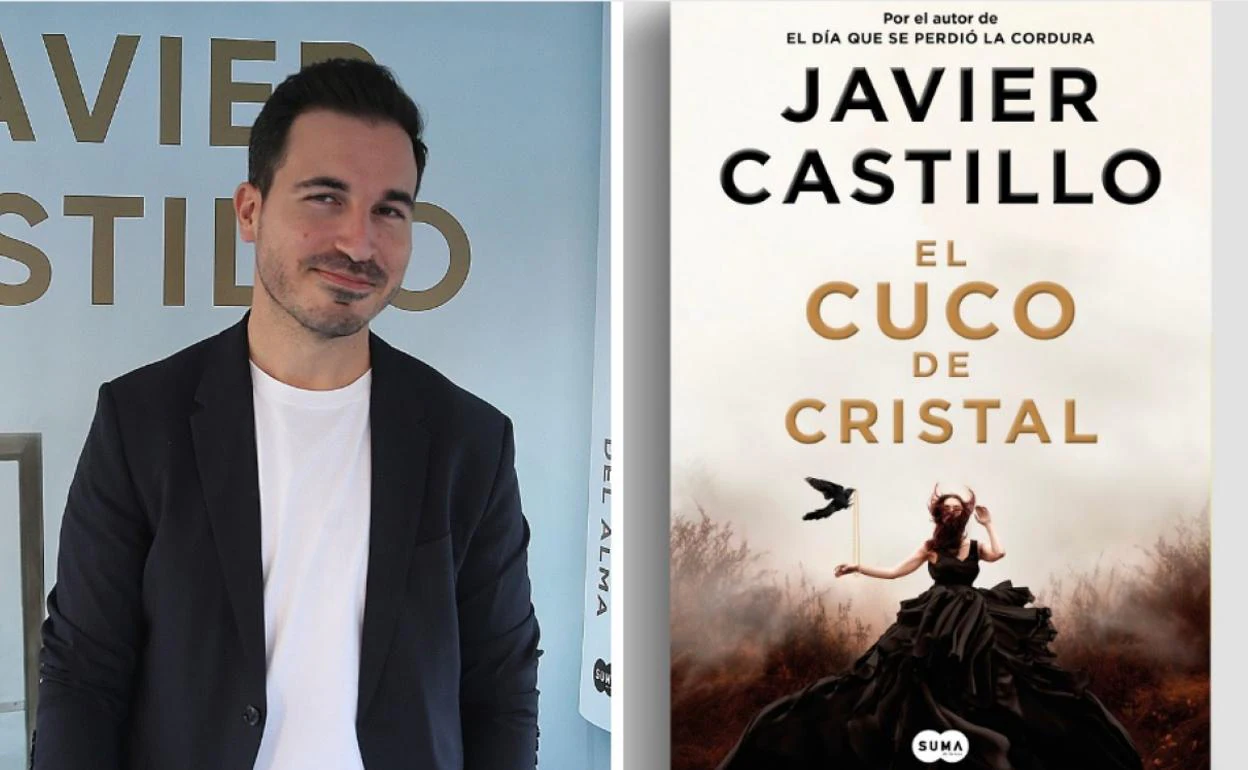 Javier Castillo, junto a la portada de su nueva novela, 'El cuco de cristal'. 