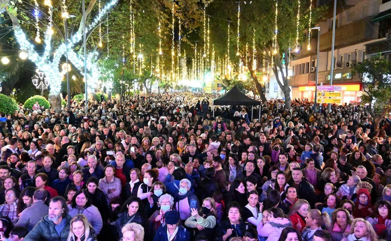 Miles de personas han dado la bienvenida a la Navidad con el encendido de luces en Marbella. 