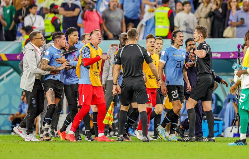 Los futbolistas de Uruguay increpando al árbitro tras un final polémico