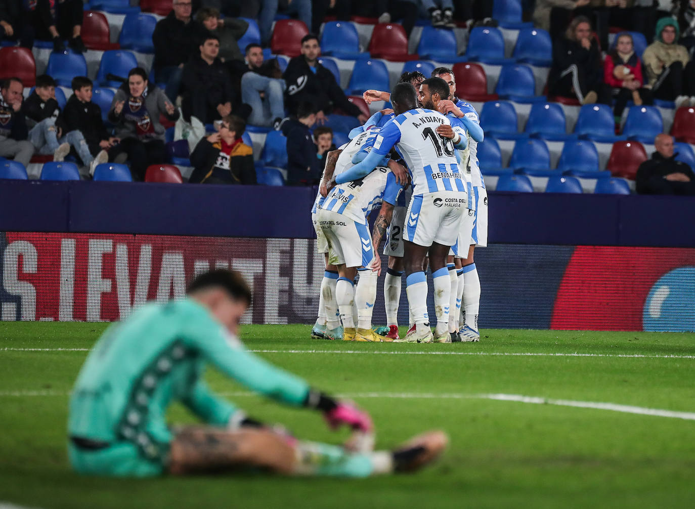 Derrota del Málaga en su visita al Levante. 