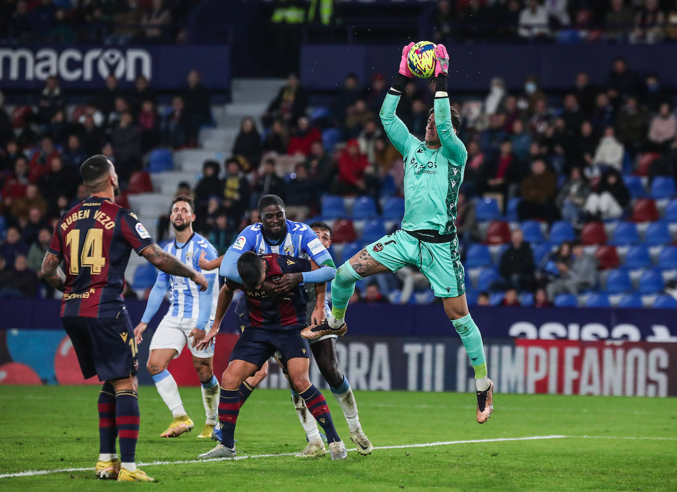 Derrota del Málaga en su visita al Levante. 