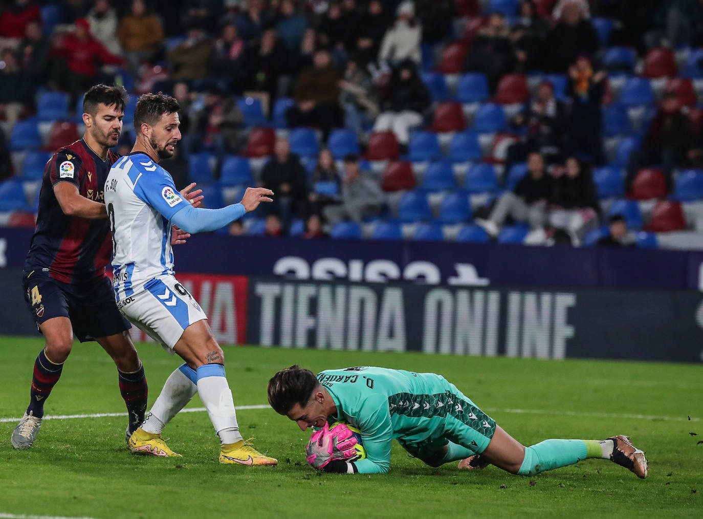 Derrota del Málaga en su visita al Levante. 