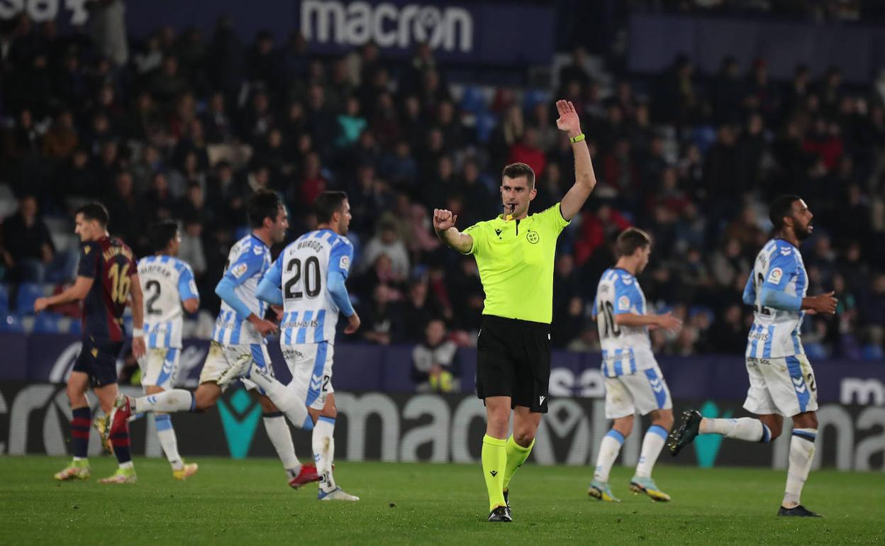 El gol anulado por Moreno Aragón por fuera de juego a Rubén Castro al final del primer tiempo. 