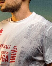 Imagen secundaria 2 - Arriba, el actor Salva Reina, con la camiseta oficial de la prueba; sobre estas líneas, las dos medallas para los 'finishers', y un detalle de la camiseta, con espetos en relieve. 