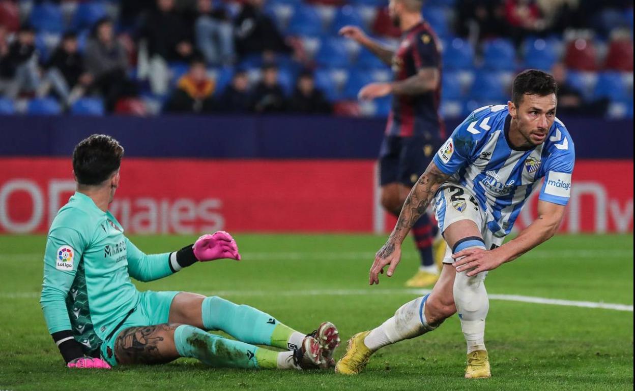 Rubén Castro, tras el remate en el gol anulado en el minuto 45 por fuera de juego. 