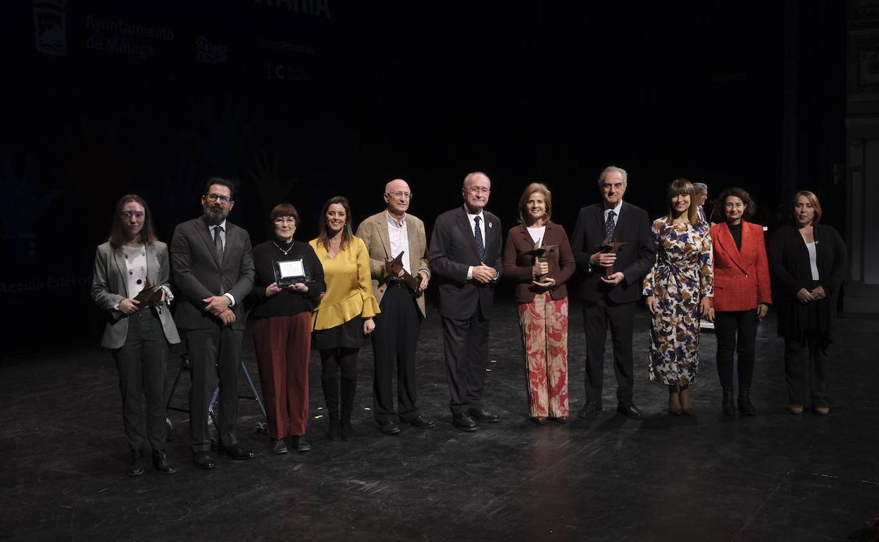 Alicia Romero, Francisco Pomares, Carmen Martell Pino, Mar Torres, Juan Sánchez, Francisco de la Torre, Esperanza Oña, Luis Merino Bayona, Ruth Sarabia, Rosa del Mar González y Carmen Martín, al terminar la gala.