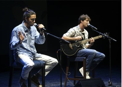 Imagen secundaria 1 - El premiado Luis Merino Bayona (Fundación El Pimpi), los cantantes malagueños Javypablo durante su actuación y la galardonada Alicia Romero (Womet). 